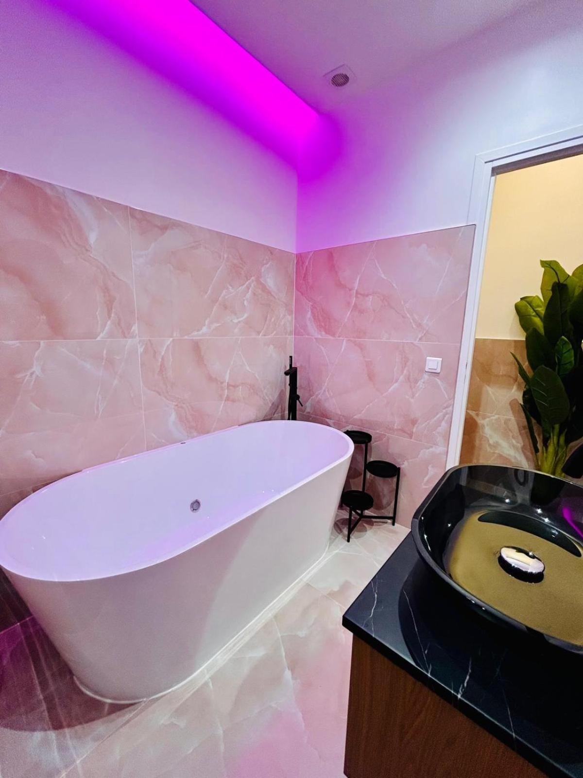 Intimate Escape - Seaside - Spa Bath - Wifi - Ac Nice Luaran gambar